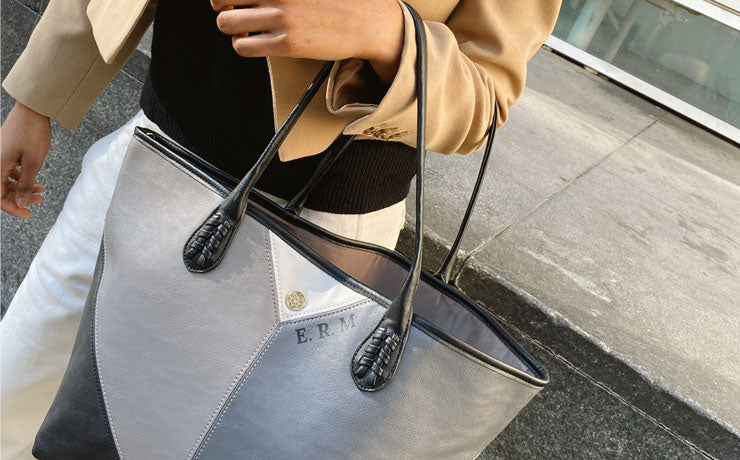 Fille avec un sac à provisions argenté