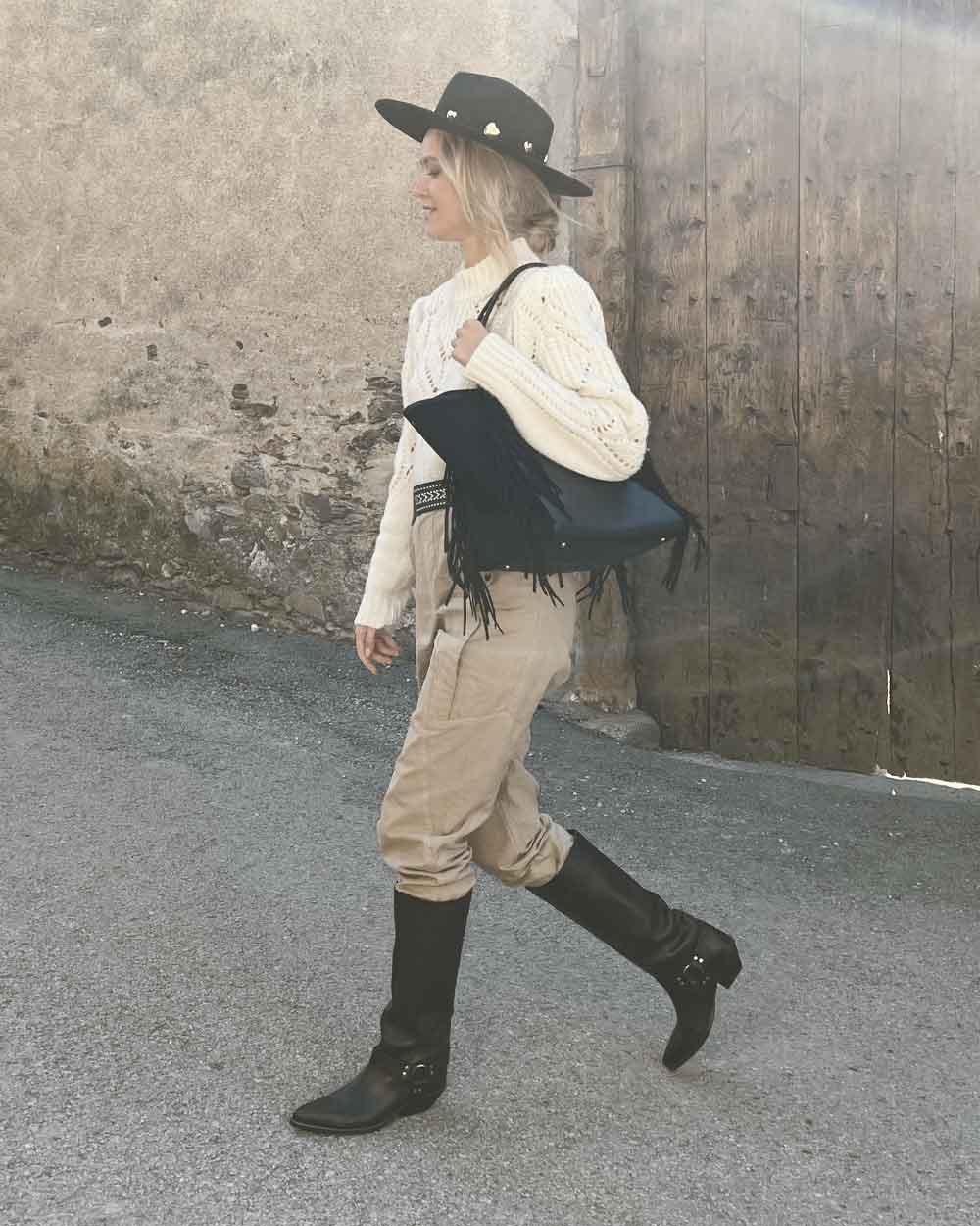 Femme avec un sac à main noir à franges