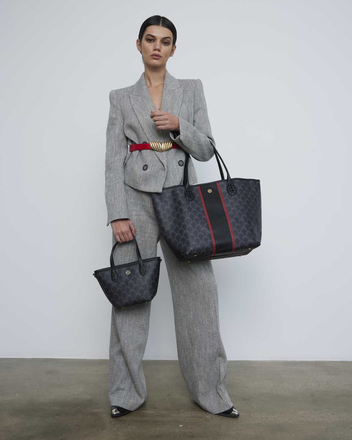 Femme avec sac à provisions kensington grand et petit noir