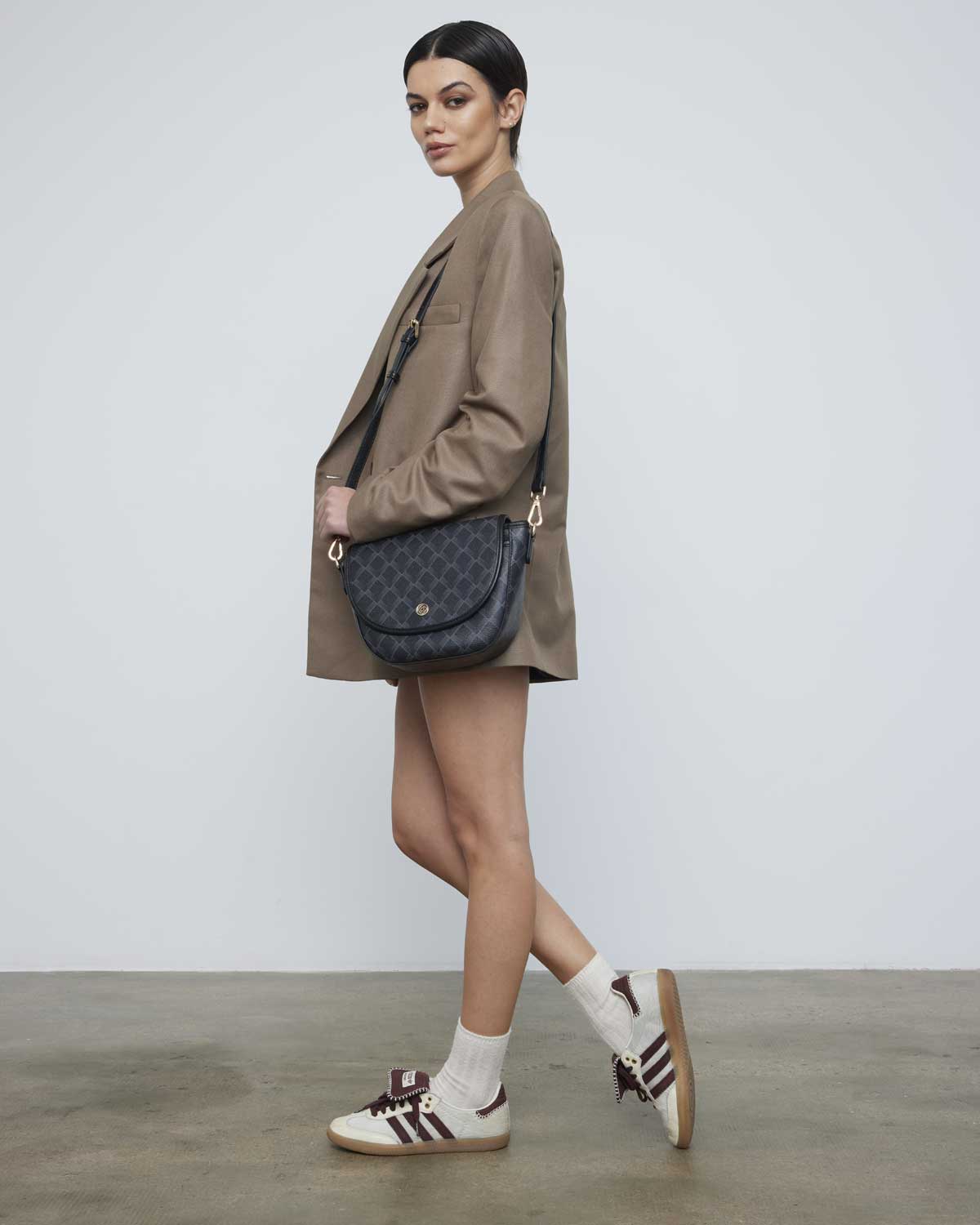 fille avec sac à bandoulière kensington noir