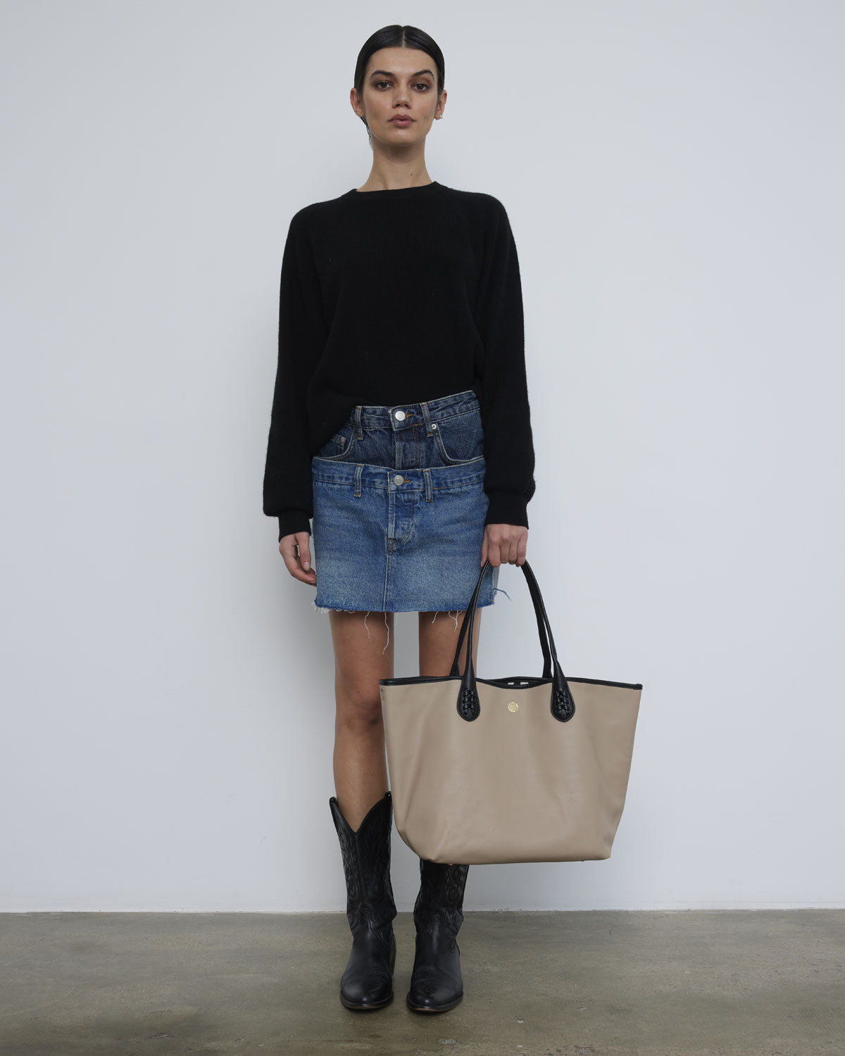 shopping Fille avec un sac beige en plastique recyclé