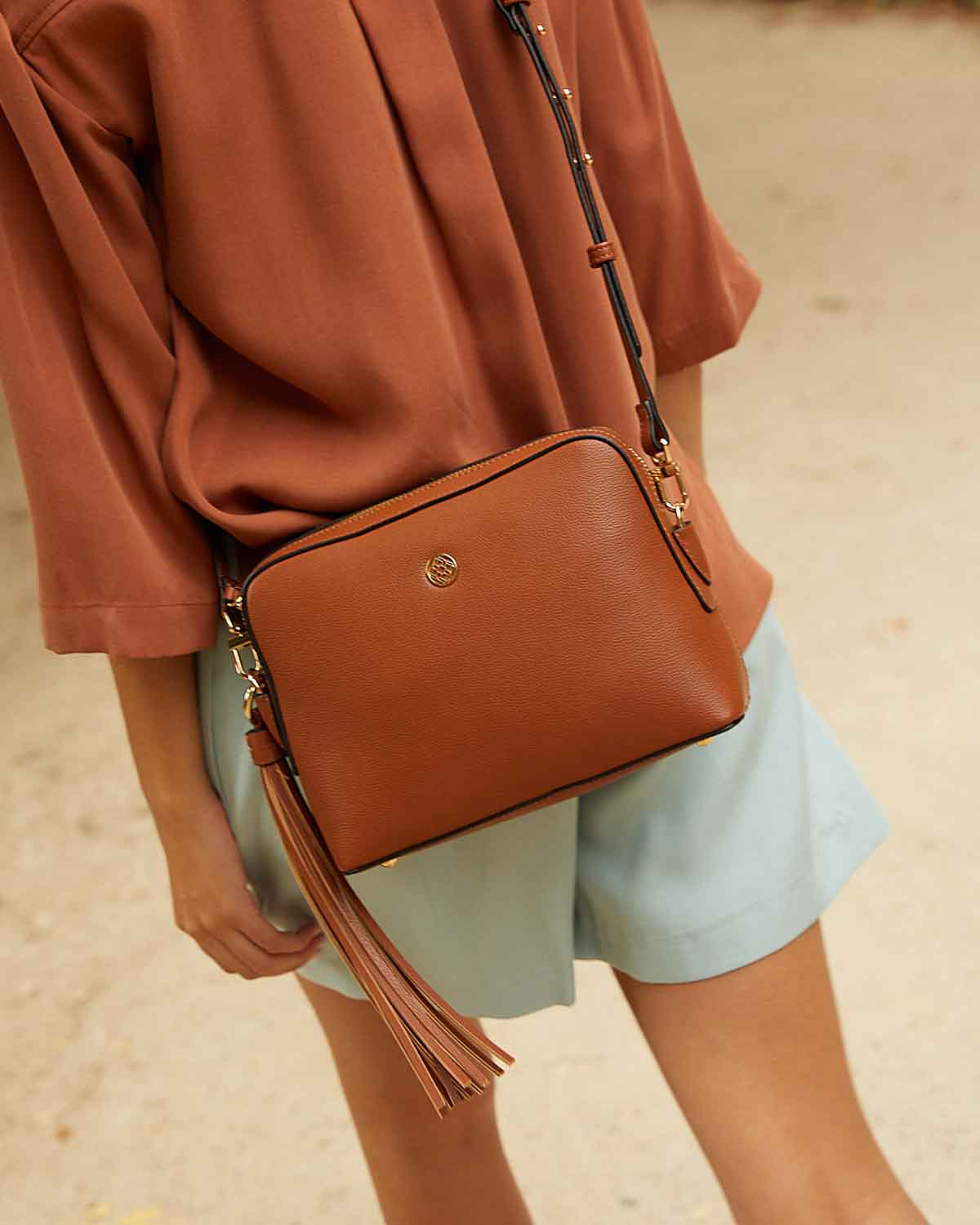camel fille avec un sac à bandoulière à franges