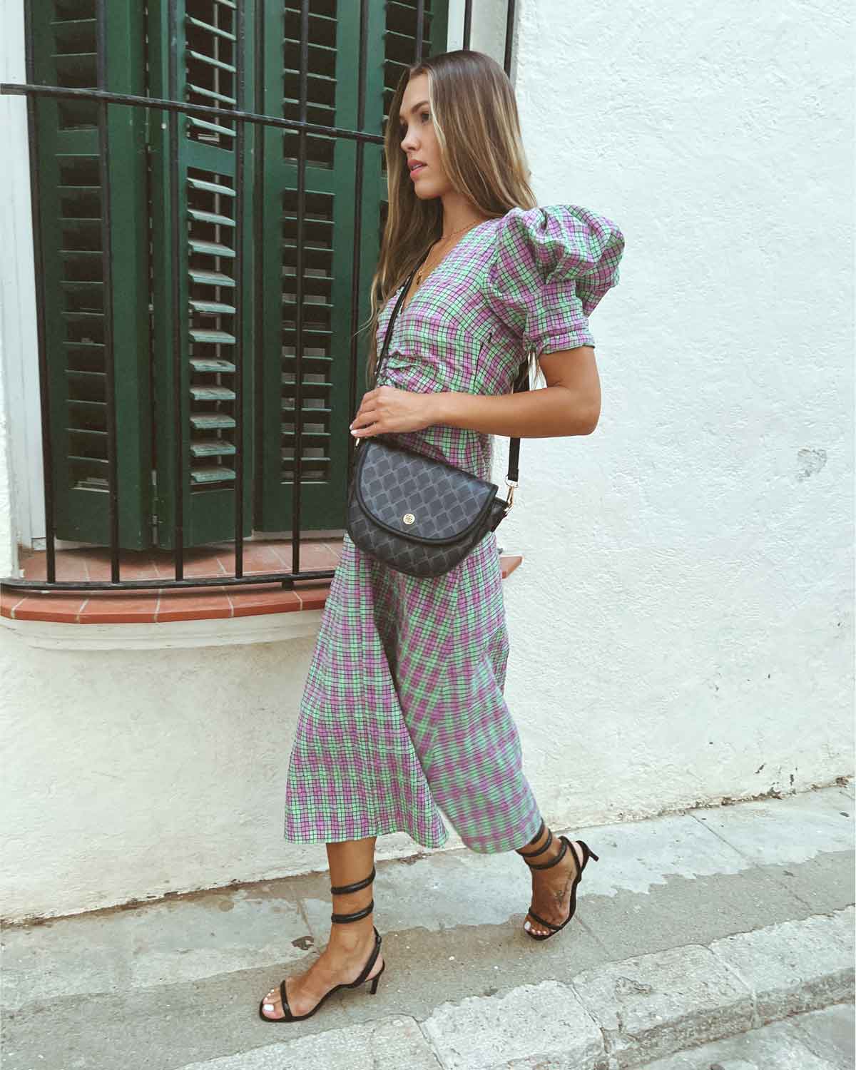 femme avec sac à bandoulière kensington noir