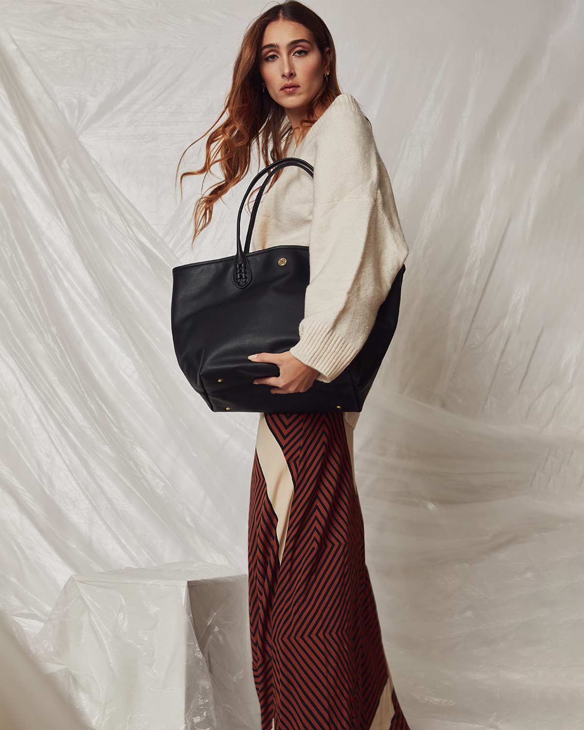 Femme avec un sac à provisions en plastique recyclé noir