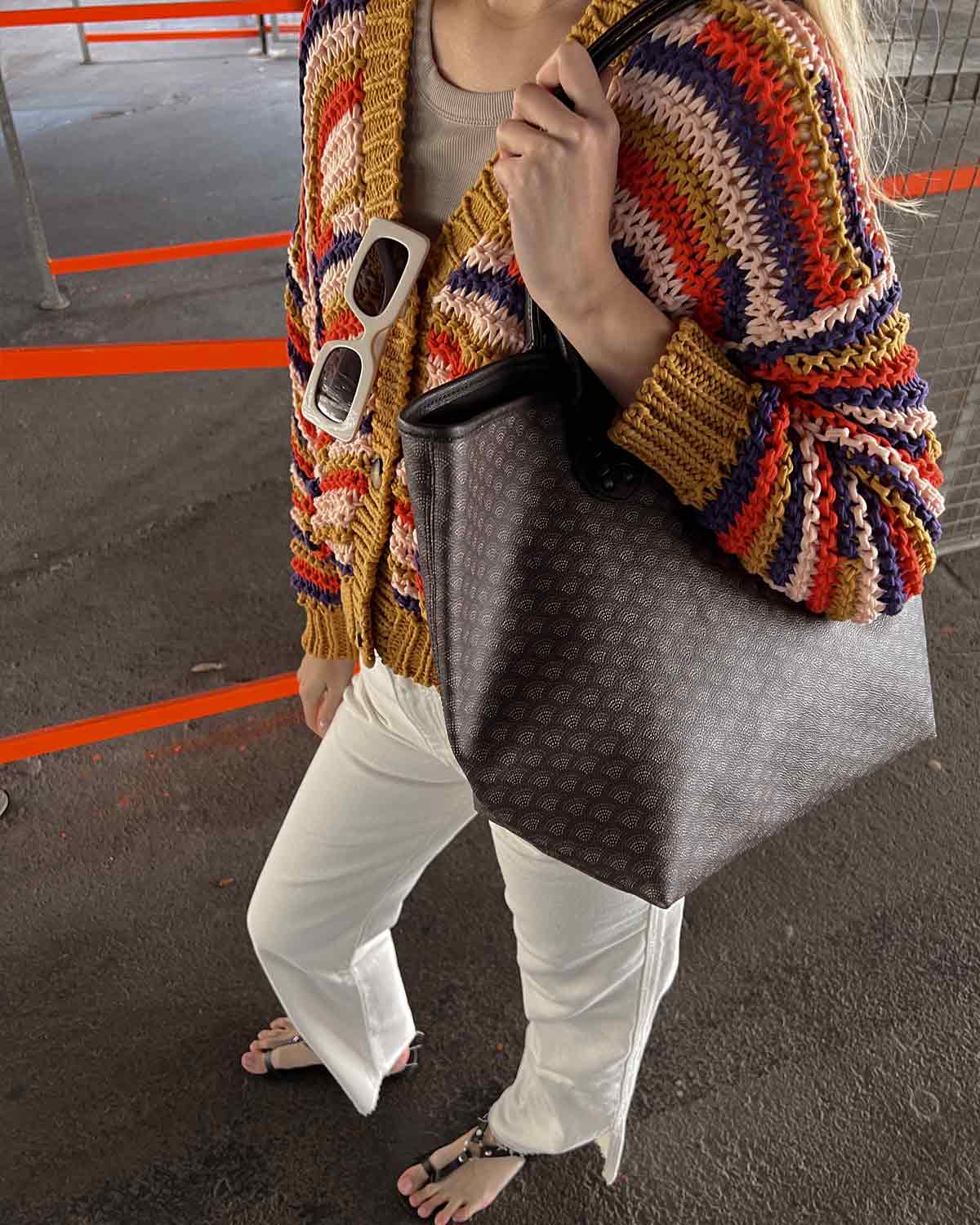 Femme avec un sac à provisions marron