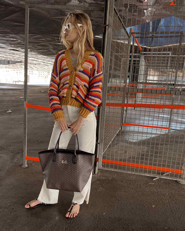 Look décontracté avec un sac à main marron